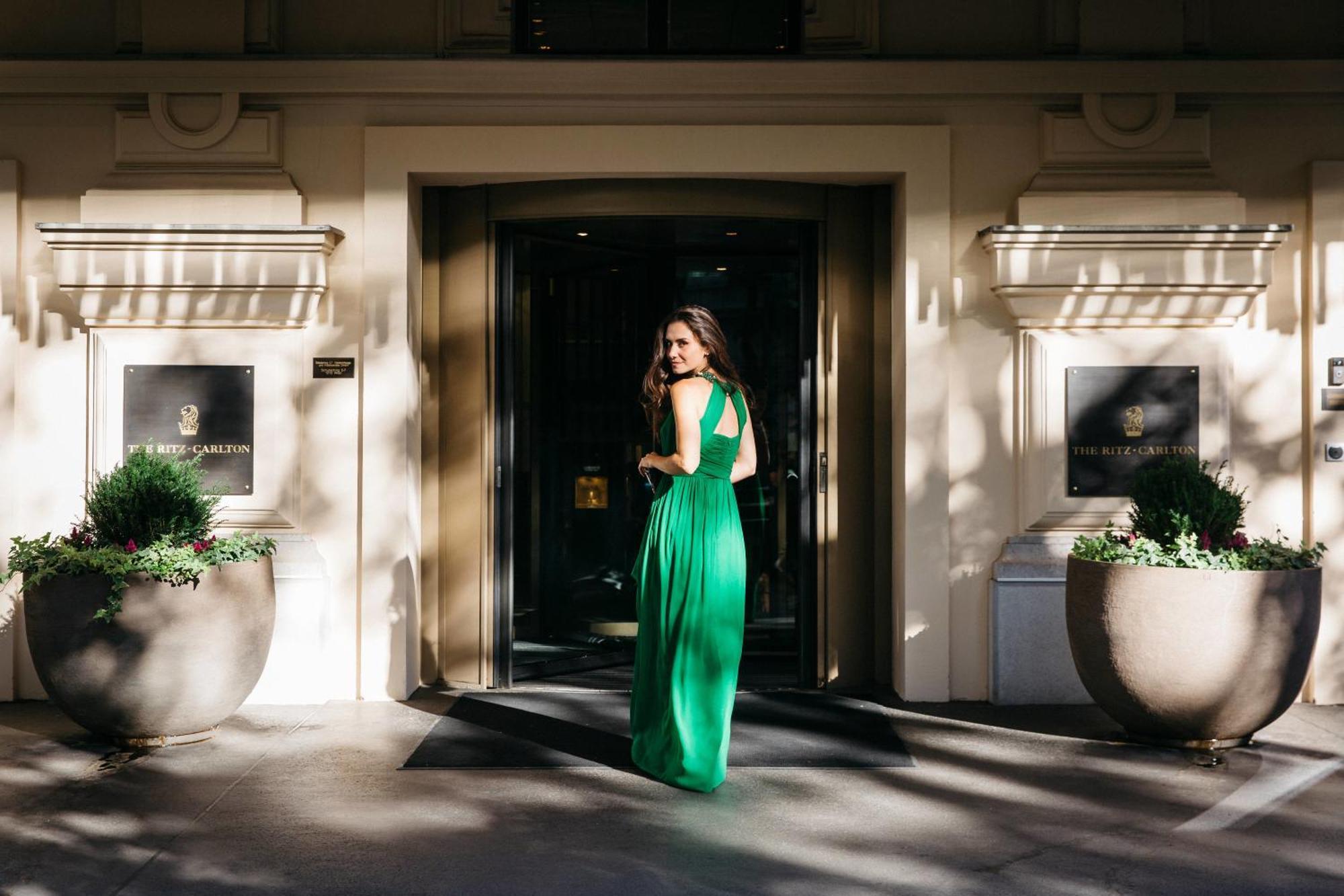 The Ritz-Carlton, Vienna Hotel Luaran gambar A concierge at the entrance of a hotel