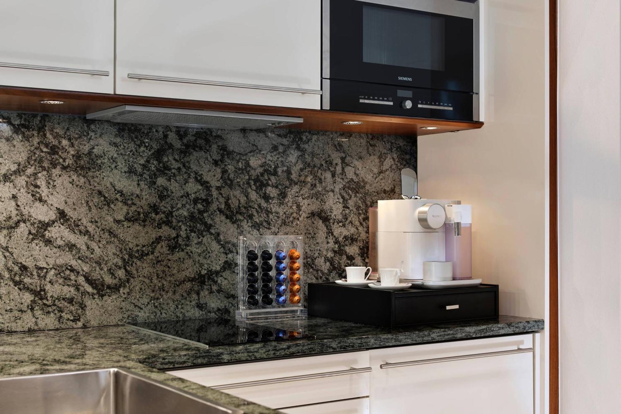 The Ritz-Carlton, Vienna Hotel Luaran gambar A Nespresso machine