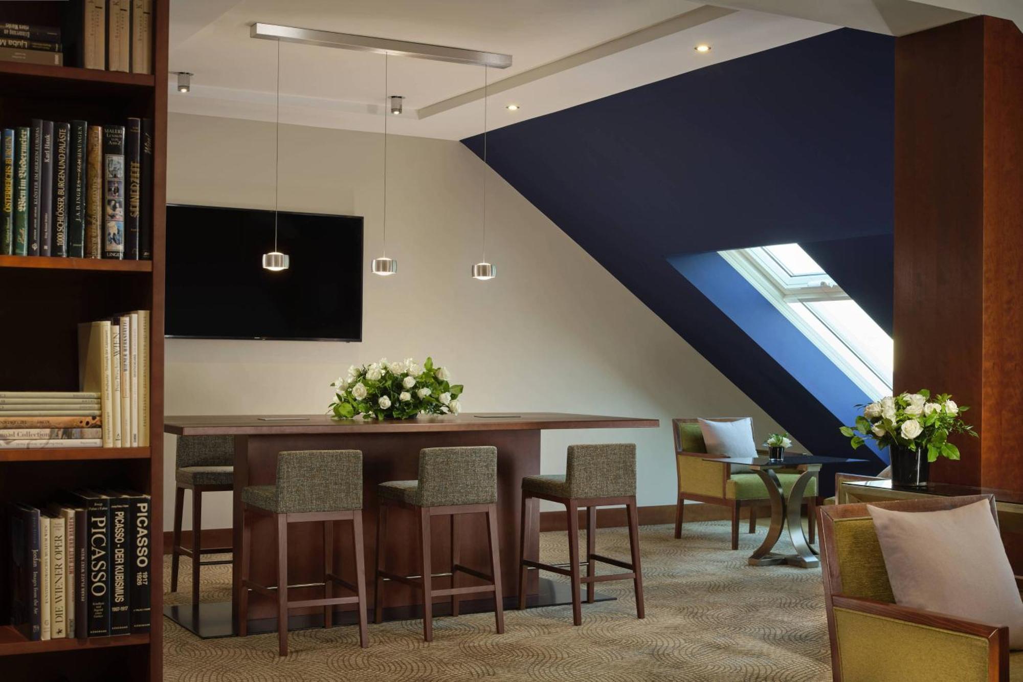 The Ritz-Carlton, Vienna Hotel Luaran gambar Library