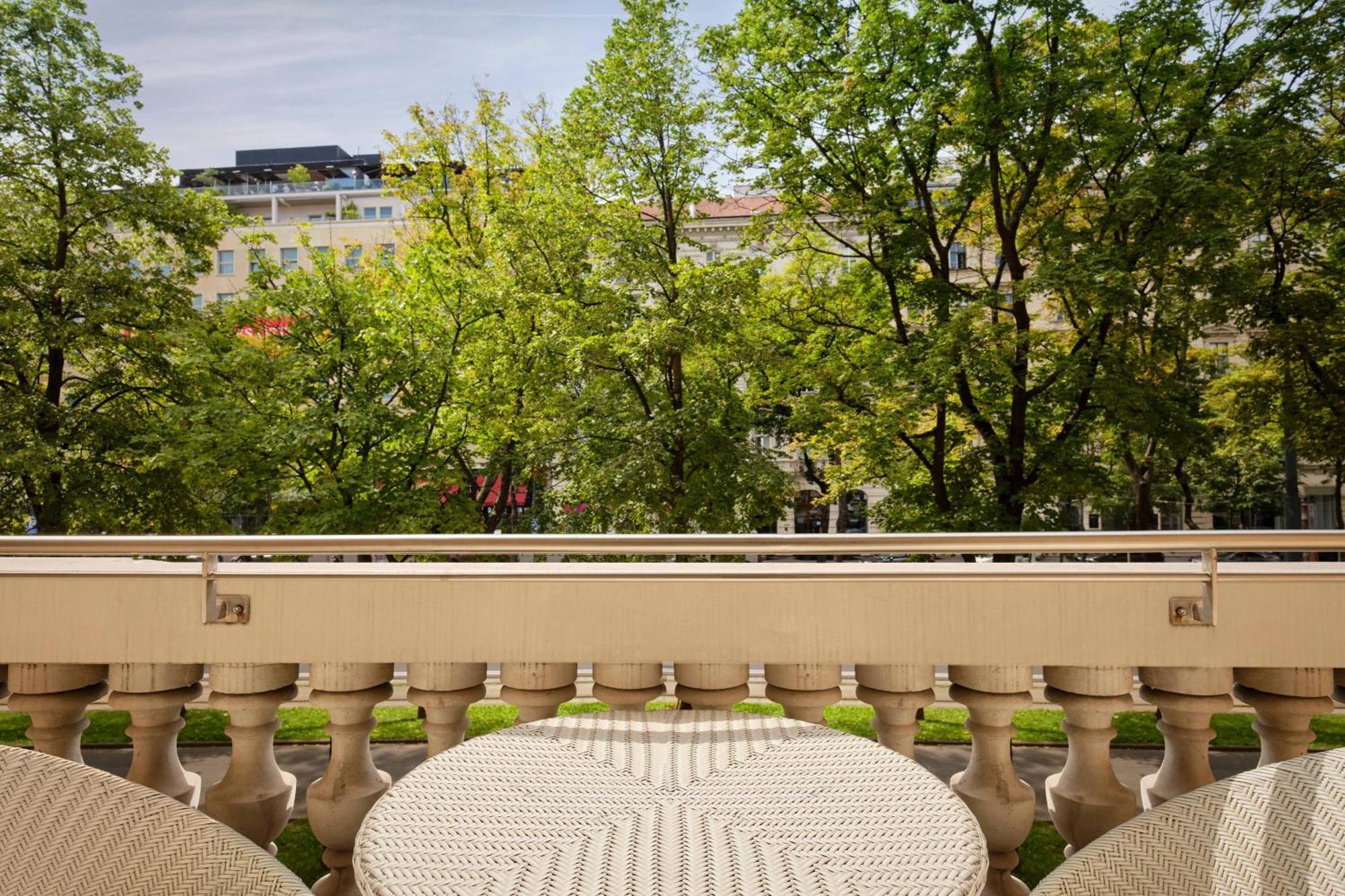 The Ritz-Carlton, Vienna Hotel Luaran gambar The balcony of the house