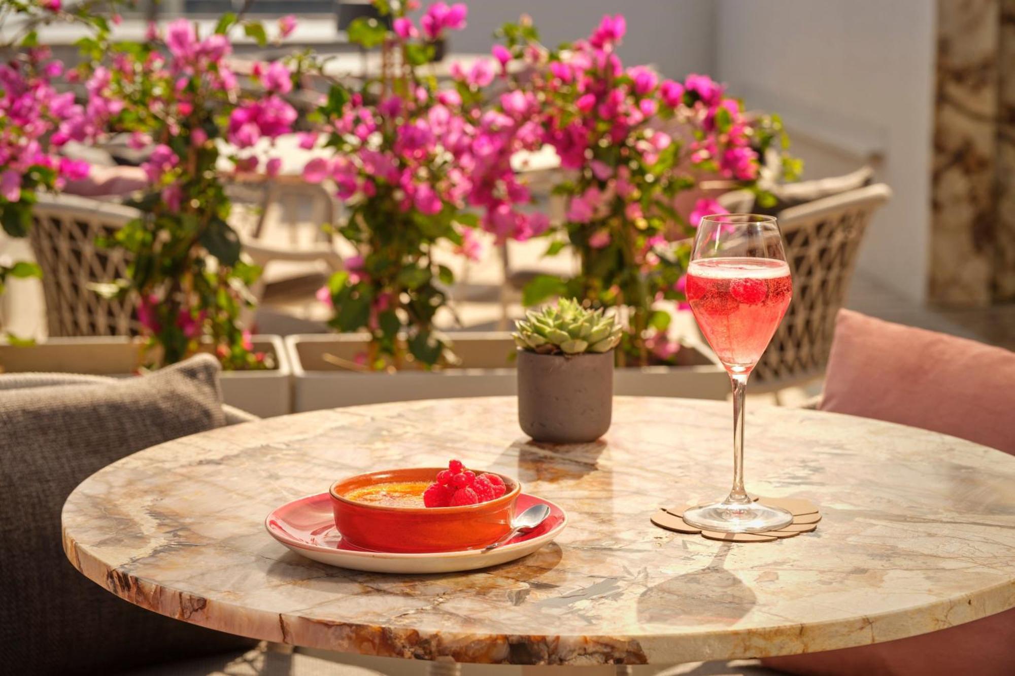 The Ritz-Carlton, Vienna Hotel Luaran gambar A glass of rosé wine